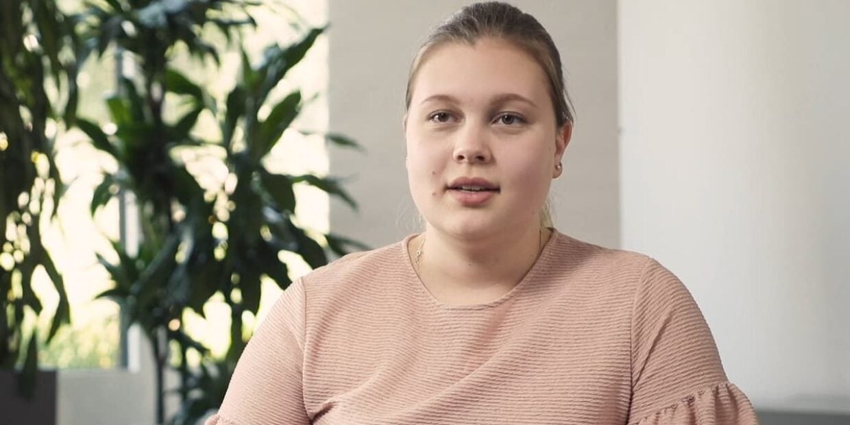 Portrait von junger Pflegefachfrau EFZ in Ausbildung.
