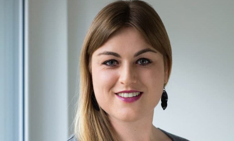 Portrait einer jungen motivierten diplomierten Pflegefachfrau.