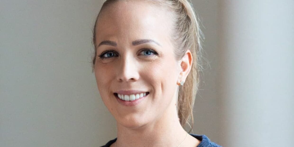 Portrait einer jungen motivierten diplomierten Pflegefachfrau.