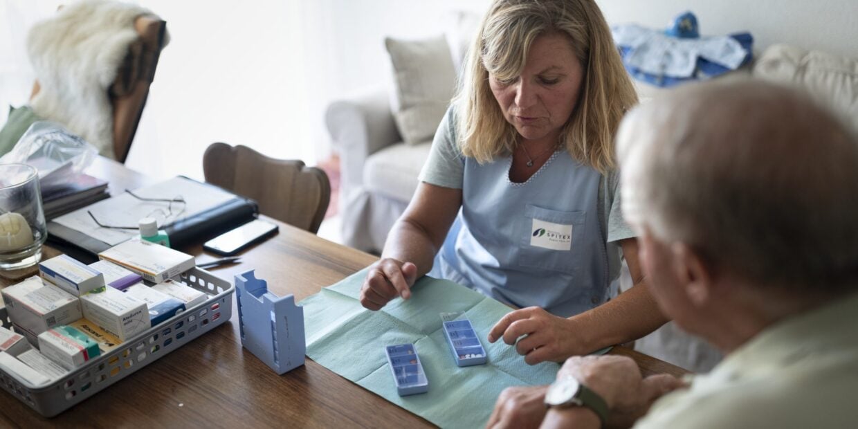 SPITEX, SPITEX SCHWEIZ, SPITALEXTERNE HILFE UND PFLEGE, NON PROFIT ORGANISATION, NONPROFIT ORGANISATION, HILFE UND PFLEGE ZU HAUSE, PFLEGE, PFLEGELEISTUNG, HILFE, HILFESTELLUNG, BETREUUNG, GESUNDHEITSWESEN, SOZIALWESEN, ZU HAUSE, WOHNUNG, WOHNZIMMER, KRANK