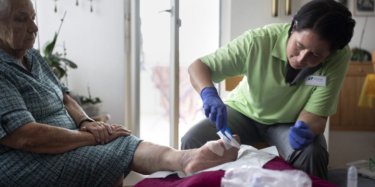 SPITEX, SPITEX SCHWEIZ, SPITALEXTERNE HILFE UND PFLEGE, NON PROFIT ORGANISATION, NONPROFIT ORGANISATION, HILFE UND PFLEGE ZU HAUSE, PFLEGE, PFLEGELEISTUNG, HILFE, HILFESTELLUNG, BETREUUNG, GESUNDHEITSWESEN, SOZIALWESEN, ZU HAUSE, KRANKENPFLEGE, PFLEGEBEDUE